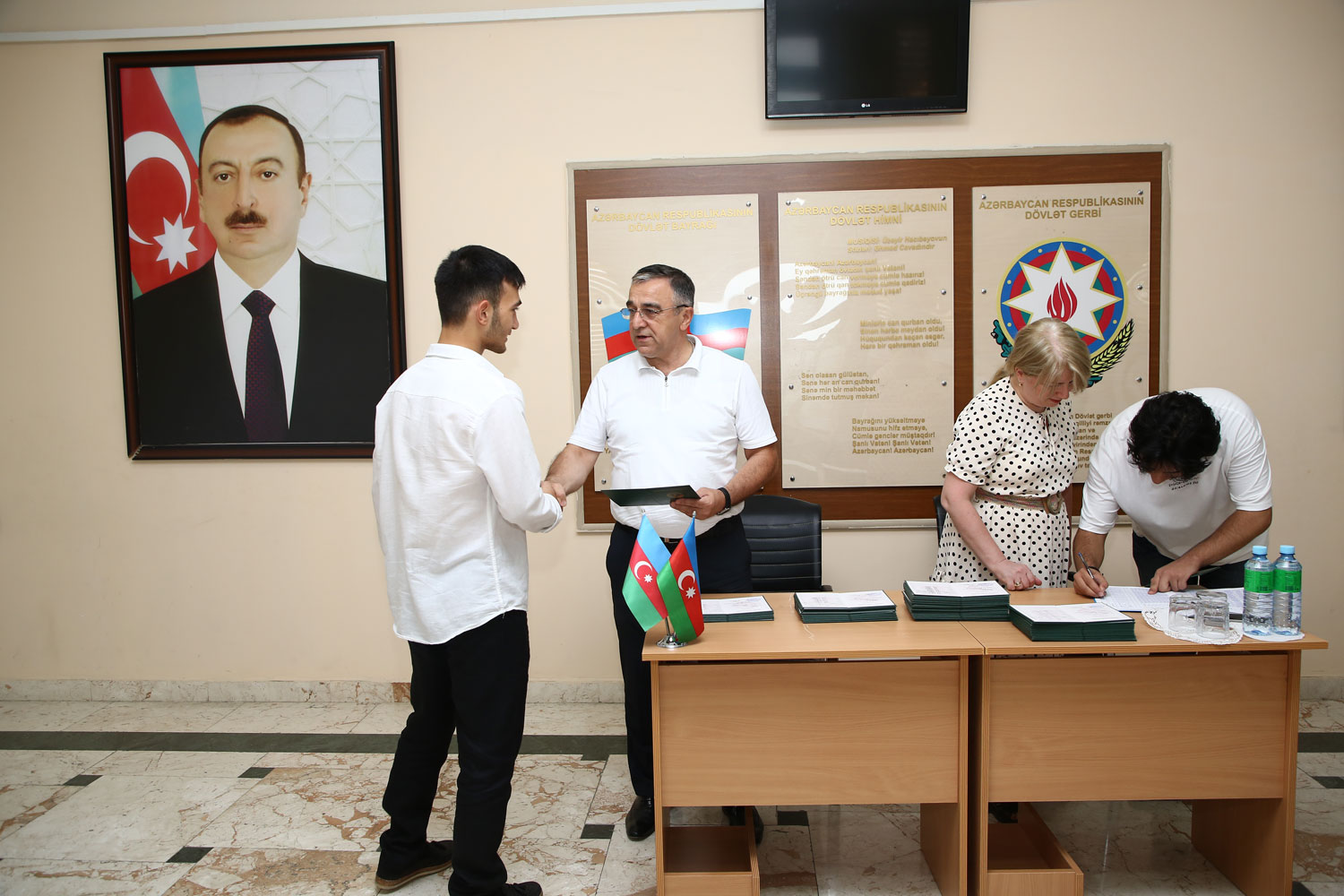 Paytaxt tabeliyindəki məktəblərdə məzunlara attestatlar verilir