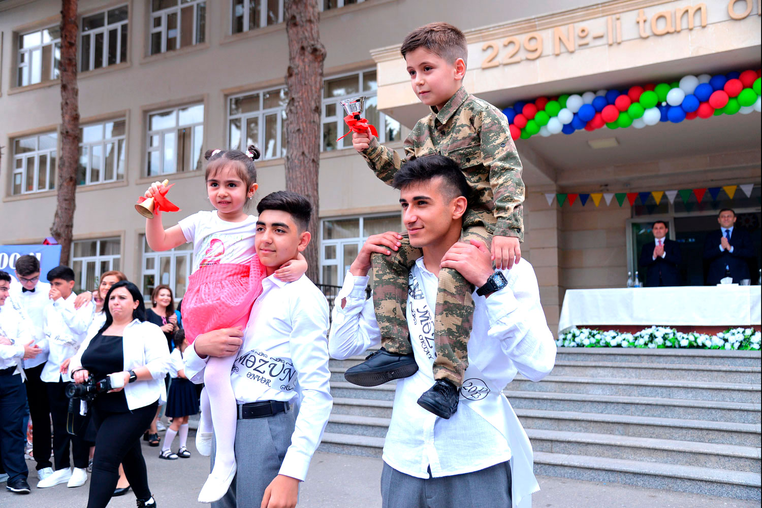 Rəsmilər məzunları təbrik ediblər