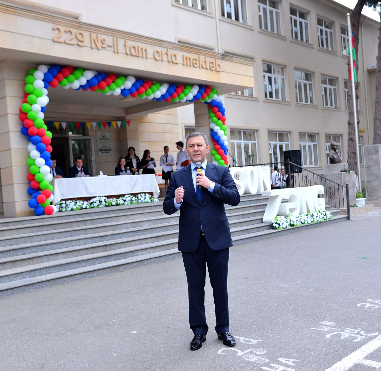 Rəsmilər məzunları təbrik ediblər