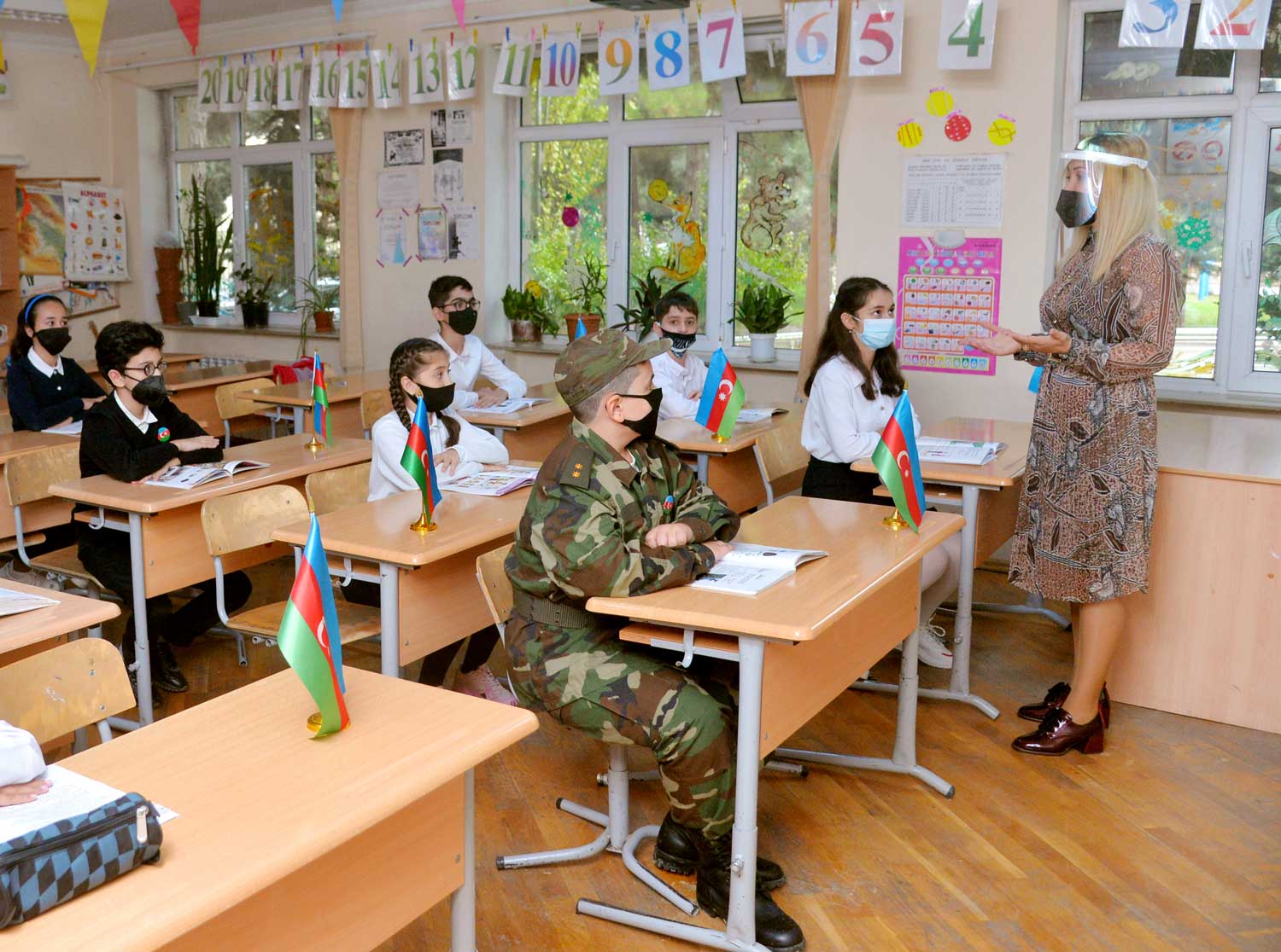 Məktəblilər Dövlət Müstəqilliyi Günü ilə bağlı məlumatlandırılıb