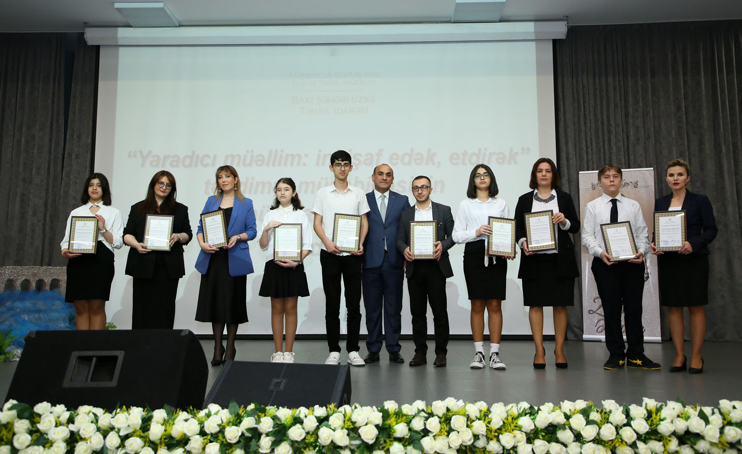 Yaradıcı müəllim və şagirdlər təltif olunub