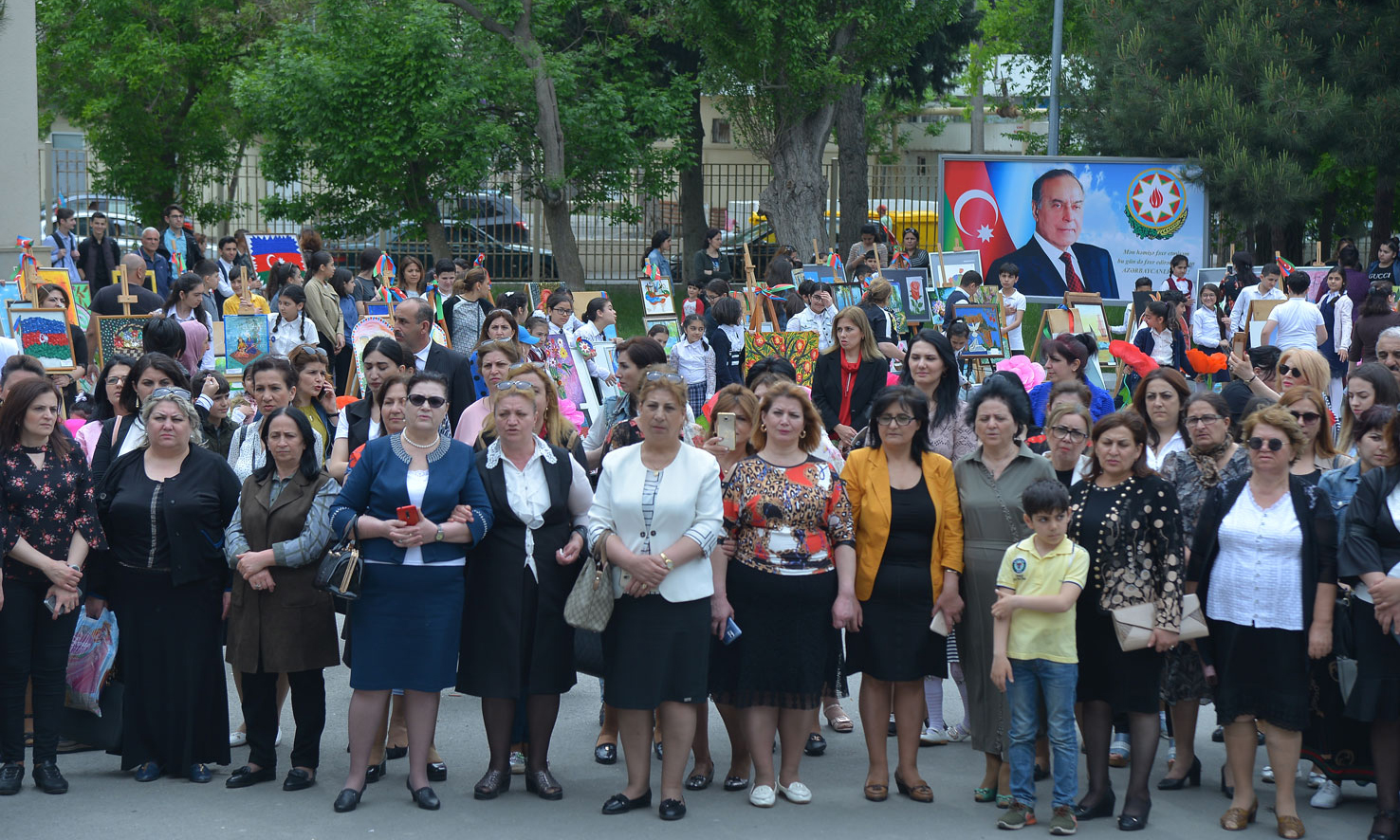 10 May-məktəblilərin yaradıcılıq sərgisi