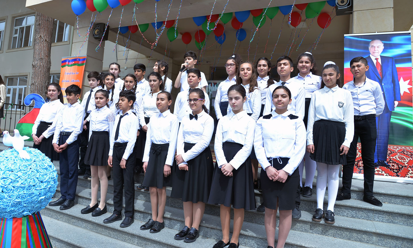 10 May-məktəblilərin yaradıcılıq sərgisi