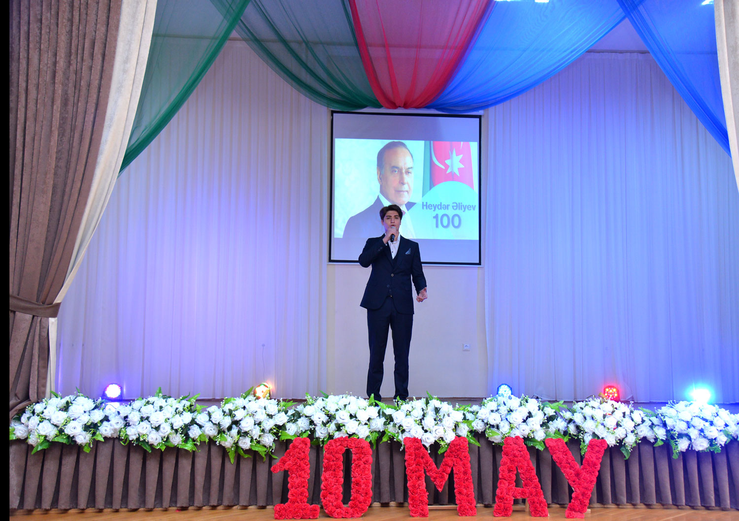 Məktəbəqədər yaşlı uşaqlardan məktəblilərlə birgə maraqlı kompozisiya