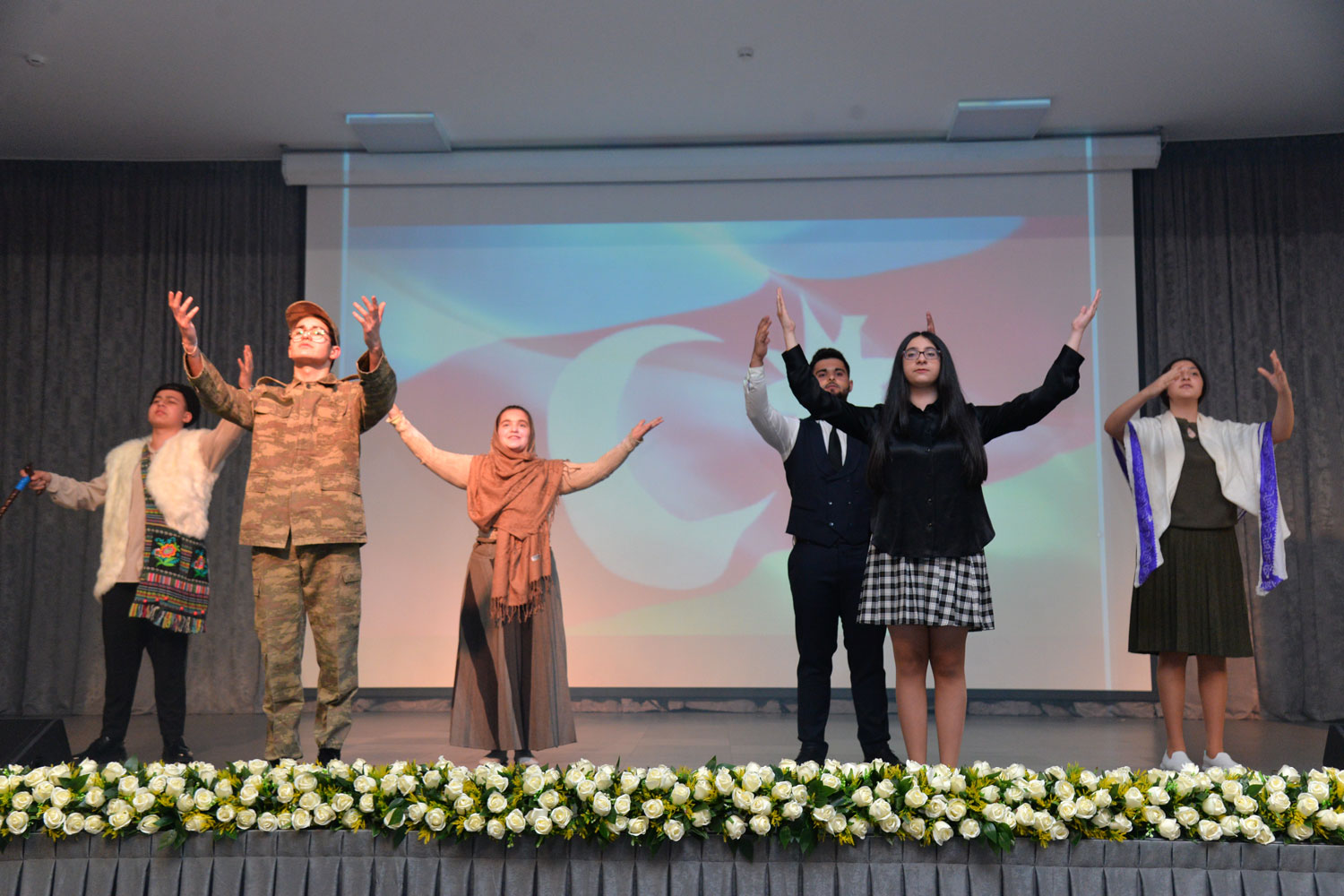 30 ilin xronikası şagirdlərin təqdimatında