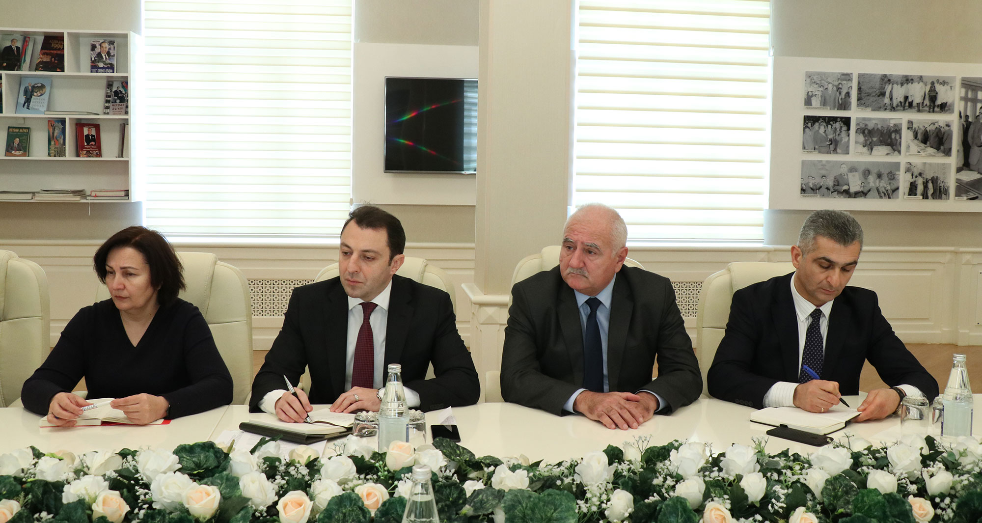 İctimai Şurada məktəbli formalarına dair müzakirələr keçirilib
