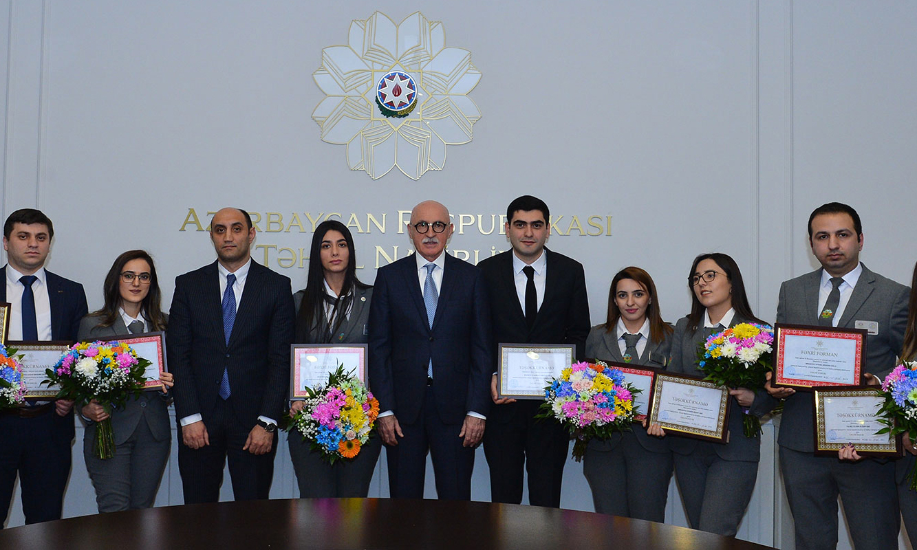 Məktəblinin dostları təltif edilib