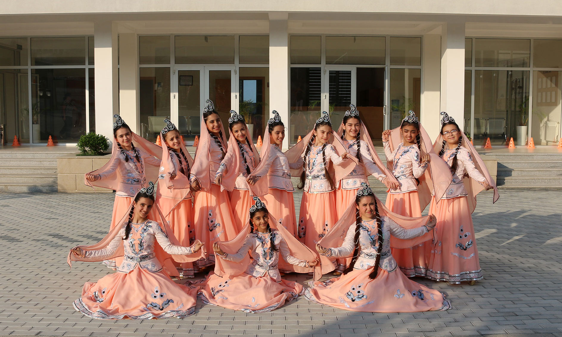 “Xəyal et” qızlar üçün İKT yay düşərgəsi