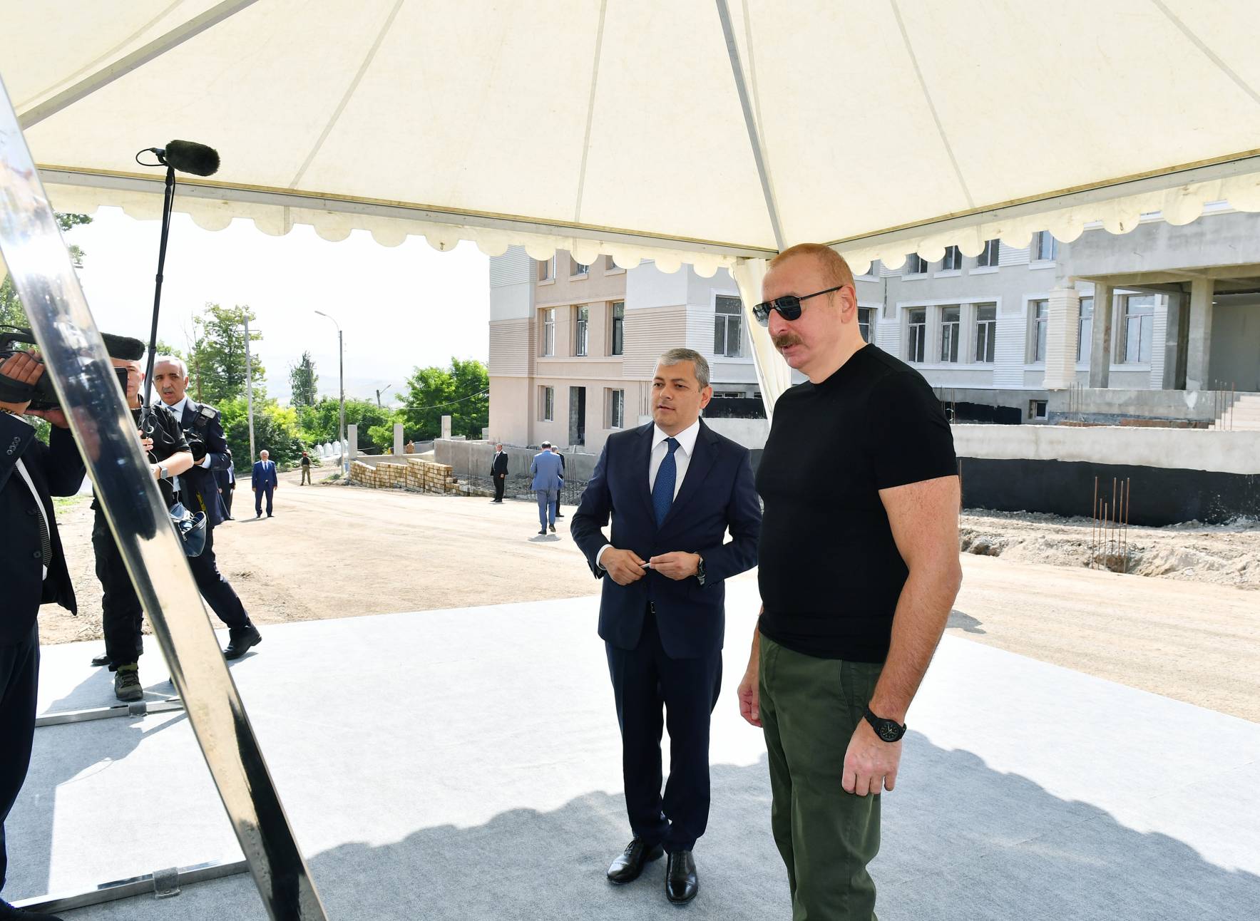 Prezident iyulun 21-də Şuşa şəhərində 1 nömrəli tam orta məktəbin binasında tikinti işlərinin gedişi ilə tanış olub