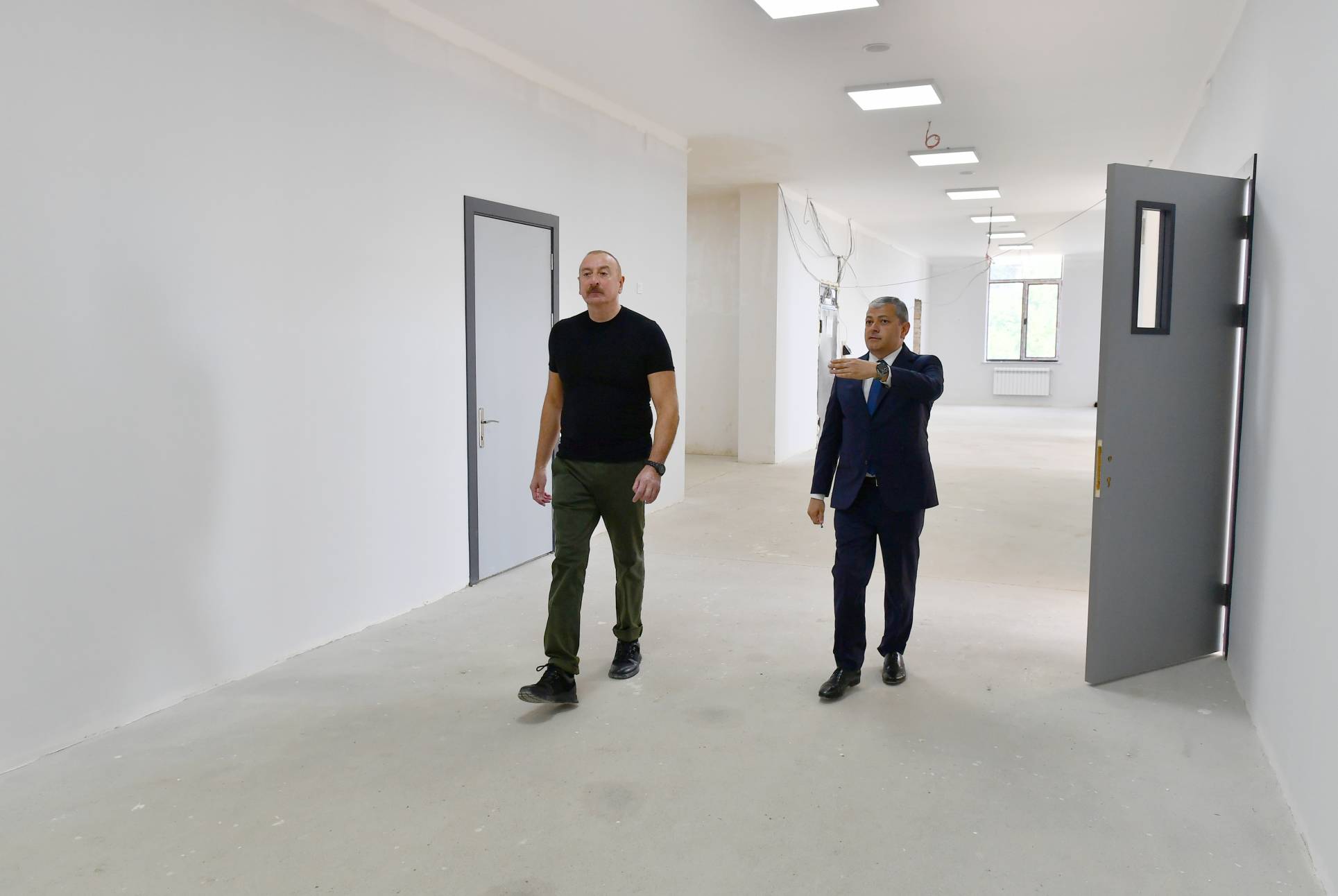 Prezident iyulun 21-də Şuşa şəhərində 1 nömrəli tam orta məktəbin binasında tikinti işlərinin gedişi ilə tanış olub