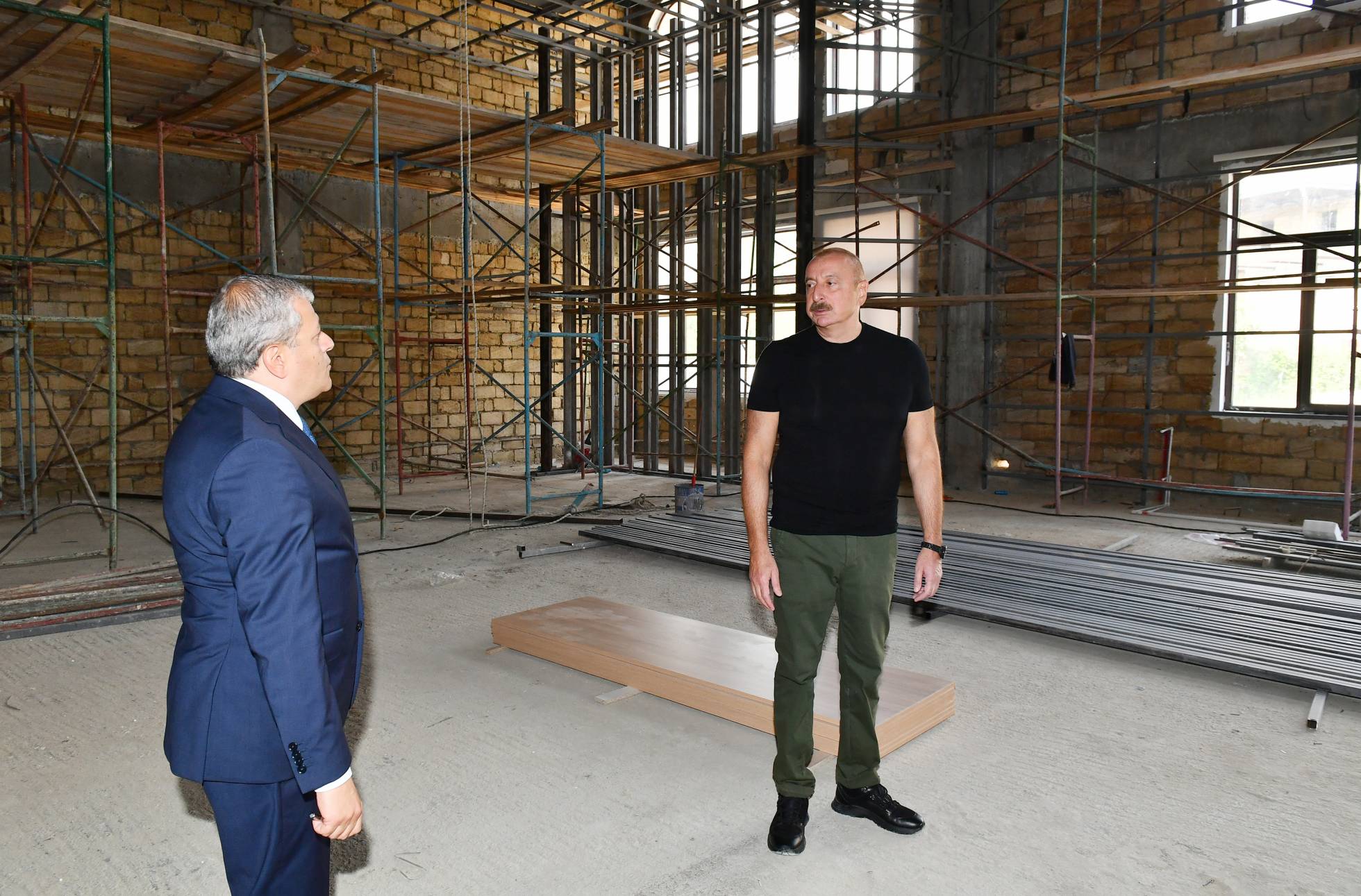 Prezident iyulun 21-də Şuşa şəhərində 1 nömrəli tam orta məktəbin binasında tikinti işlərinin gedişi ilə tanış olub
