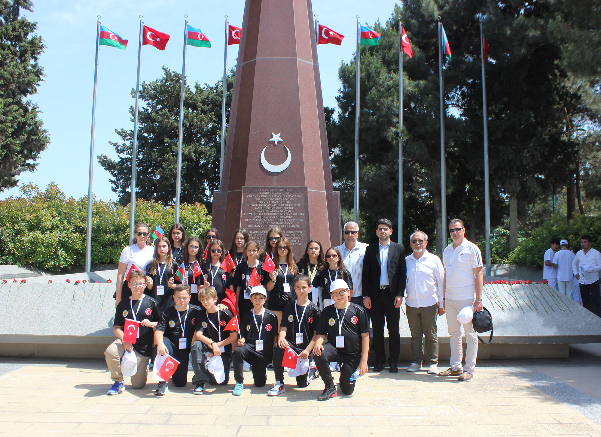 Türk dövlətlərinin məktəbliləri Şəhidlər xiyabanı və “Türk şəhidliyi” abidəsini ziyarət ediblər