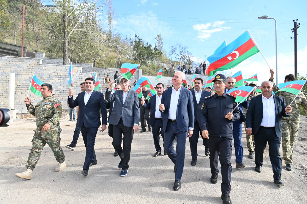 Laçında bayraq yürüşü