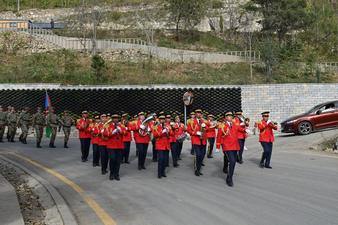 Laçında bayraq yürüşü