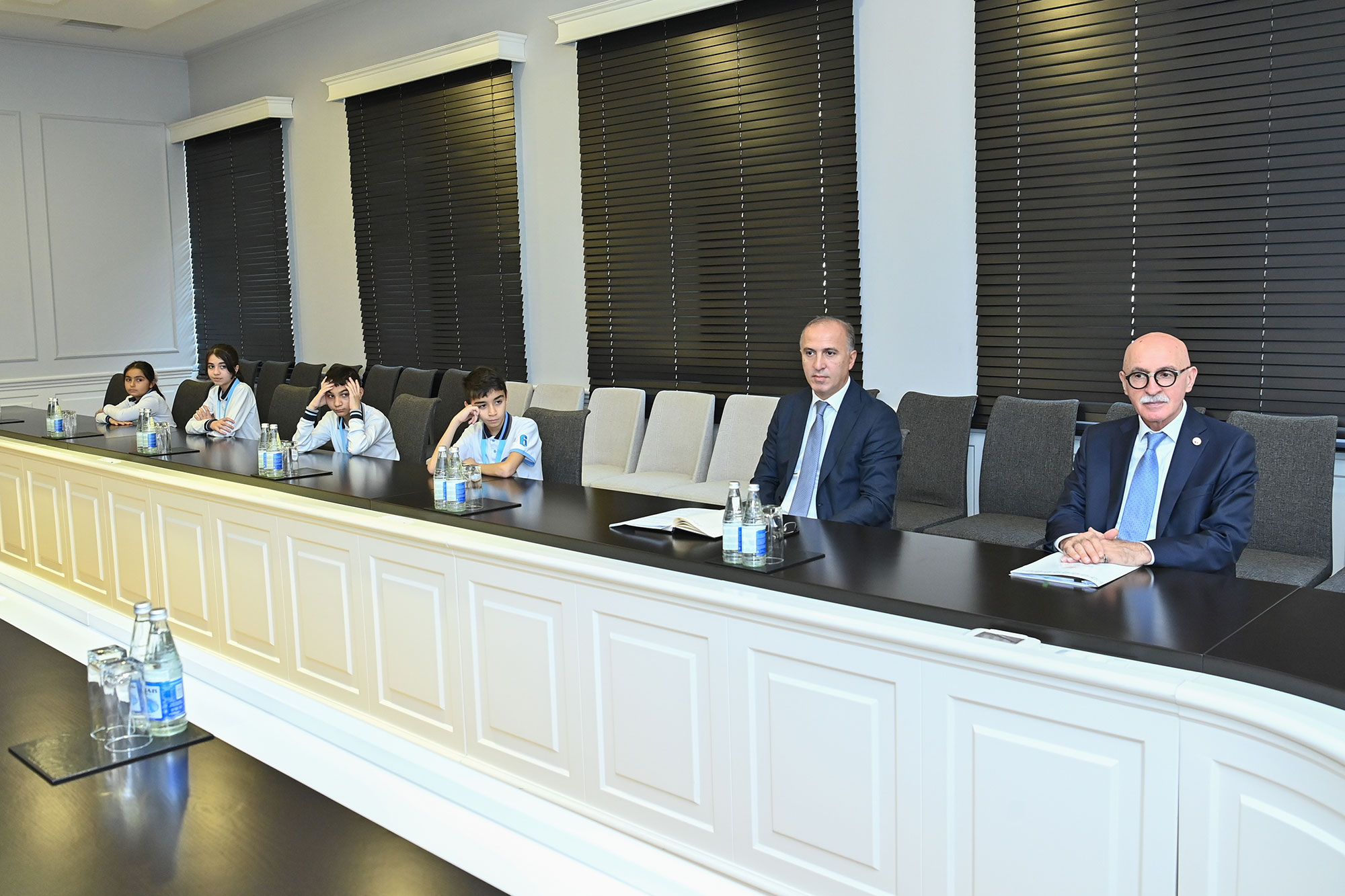 Elm və təhsil naziri yüksək nəticə göstərən idmançılarla görüşüb