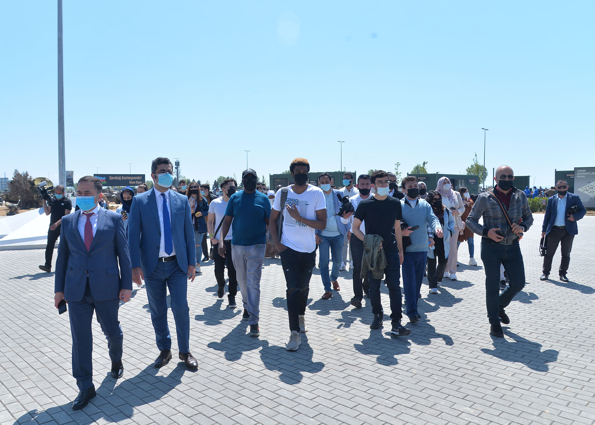 Əcnəbi tələbələr Hərbi Qənimətlər Parkında