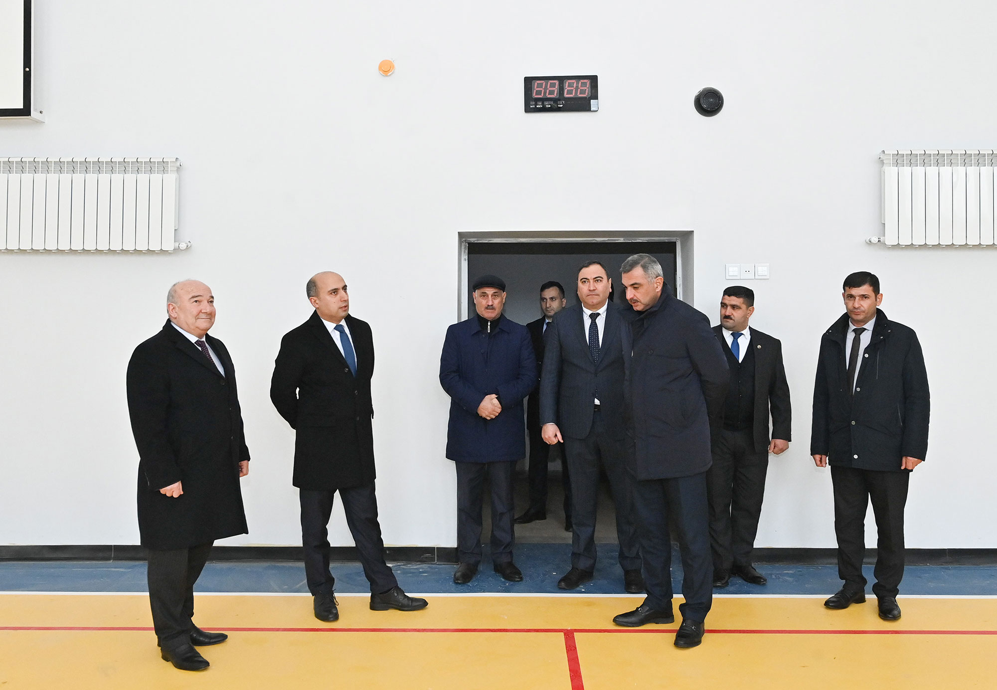 Emin Əmrullayev Beyləqanda təmir edilən məktəbdə olub