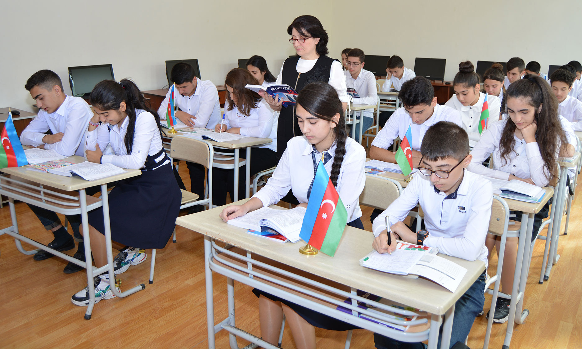 “Bizim müəllim”