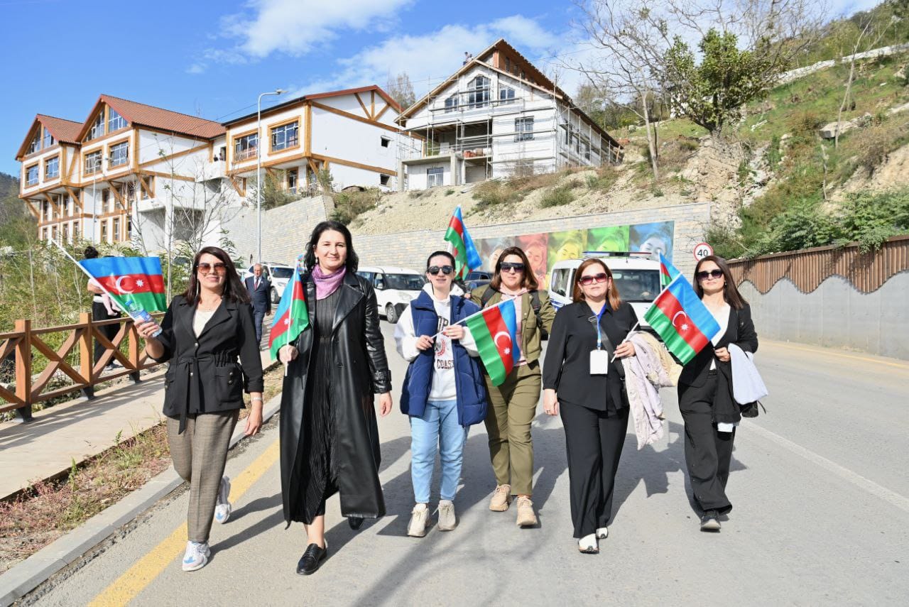Elm və Təhsil Nazirliyi Müdafiə Nazirliyi ilə birgə Laçında “Bayraq yürüşü” keçirib