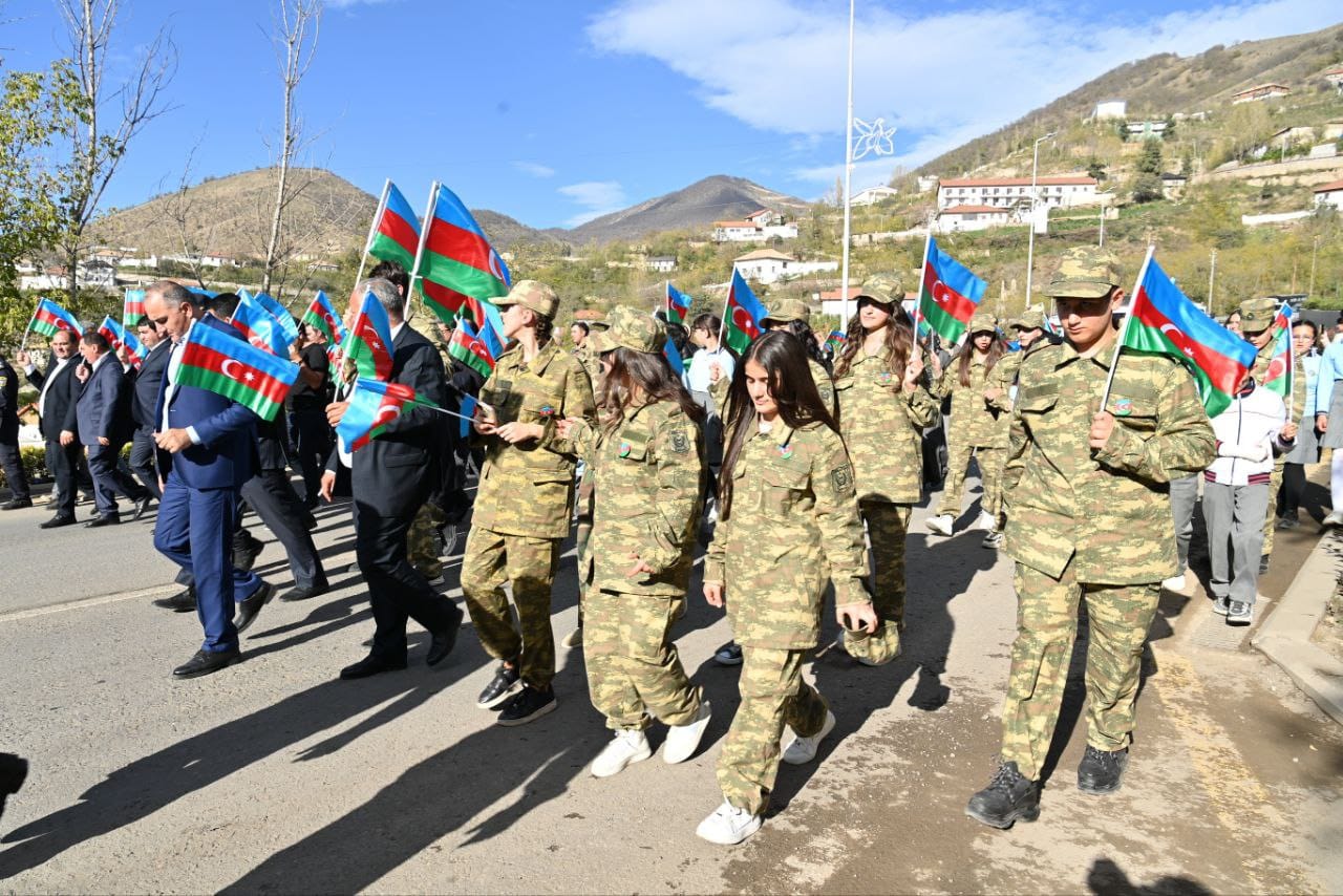 Elm və Təhsil Nazirliyi Müdafiə Nazirliyi ilə birgə Laçında “Bayraq yürüşü” keçirib