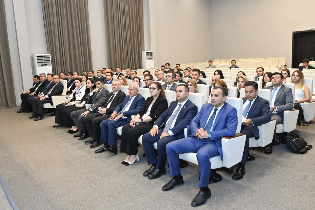 Elm və Təhsil Nazirliyində hesabat müşavirəsi