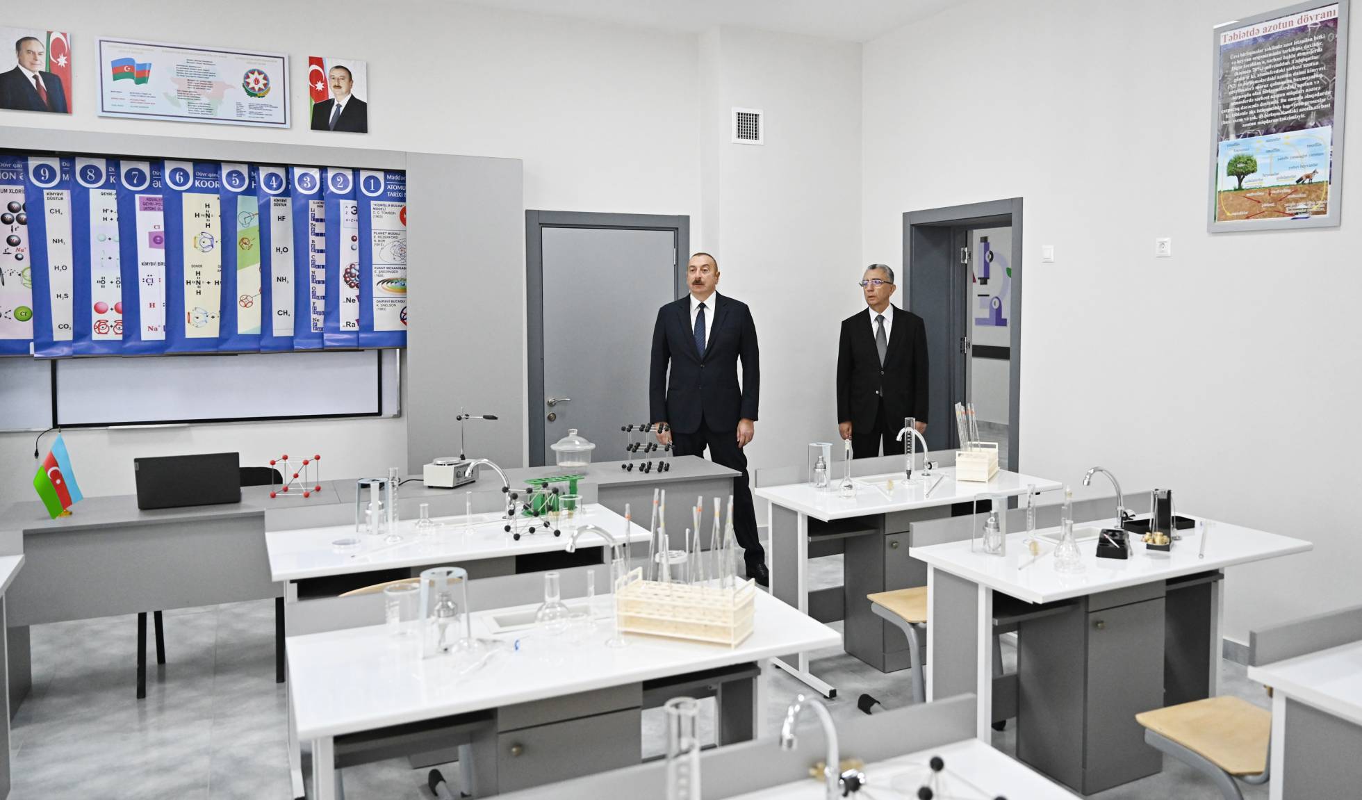 Prezident Bakının Suraxanı rayonunda yeni inşa edilmiş 87 saylı məktəb kompleksində yaradılan şəraitlə tanış olub