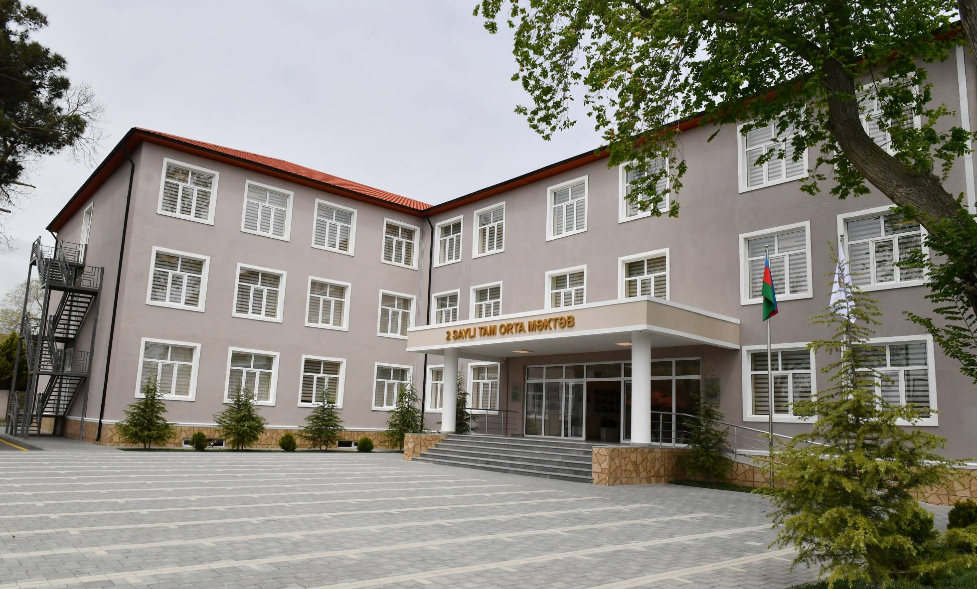 Prezident İlham Əliyev və birinci xanım Mehriban Əliyeva Neftçalada yeni inşa olunan məktəbin açılışında iştirak ediblər