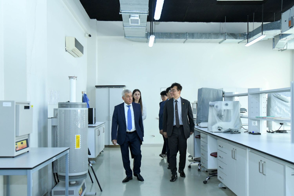 INHA Universitetinin rektoru BMU-nun laboratoriyaları ilə tanış olub