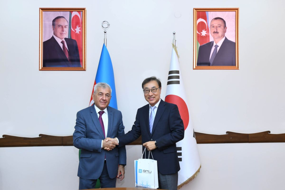 BMU-nun rektoru yay məktəbində tədris aparan koreyalı müəllimlərlə görüşüb