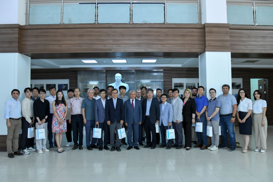 BMU-nun rektoru yay məktəbində tədris aparan koreyalı müəllimlərlə görüşüb