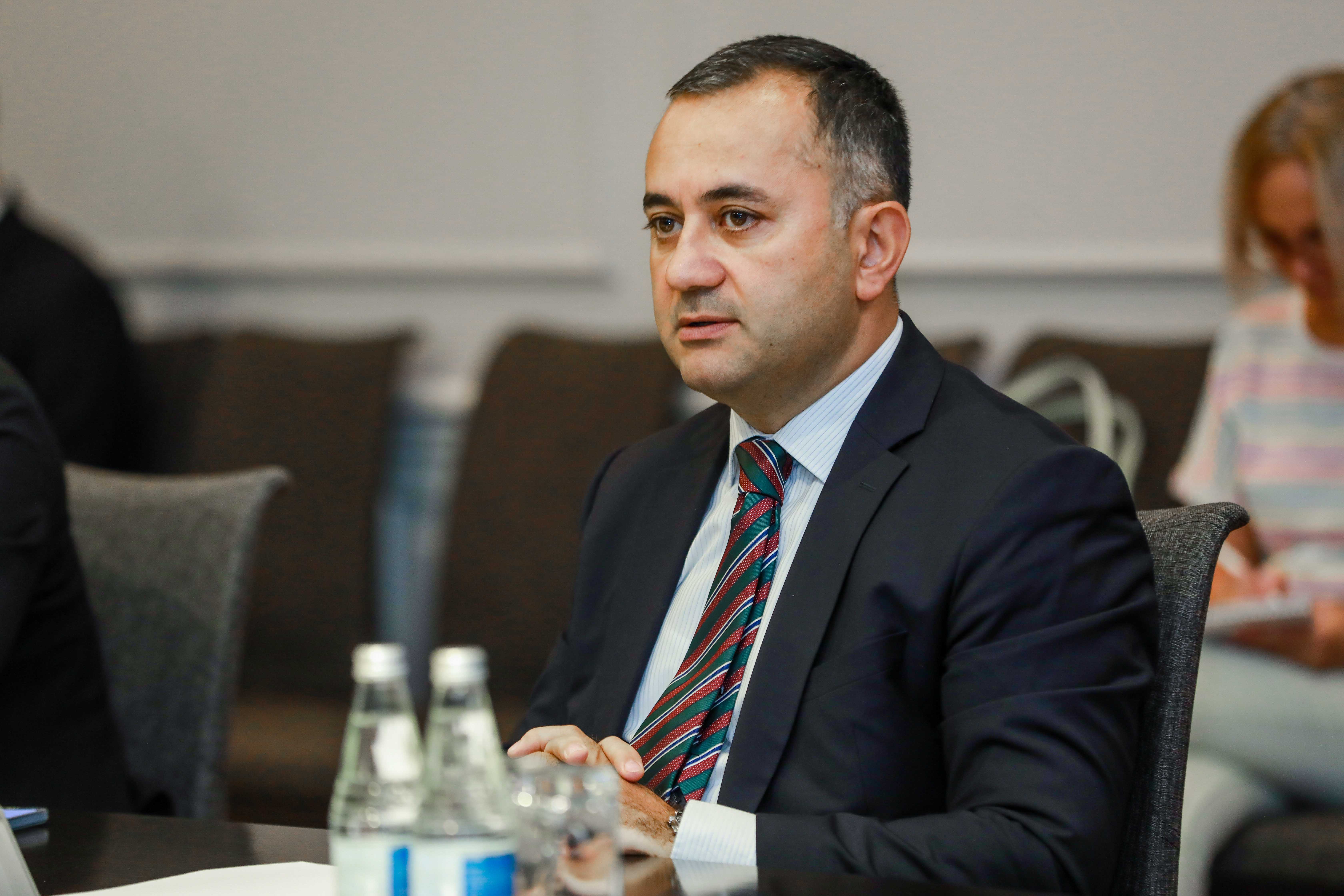 Yeni tələbə kartlarının istifadəyə verilməsinə dair memorandum imzalanıb