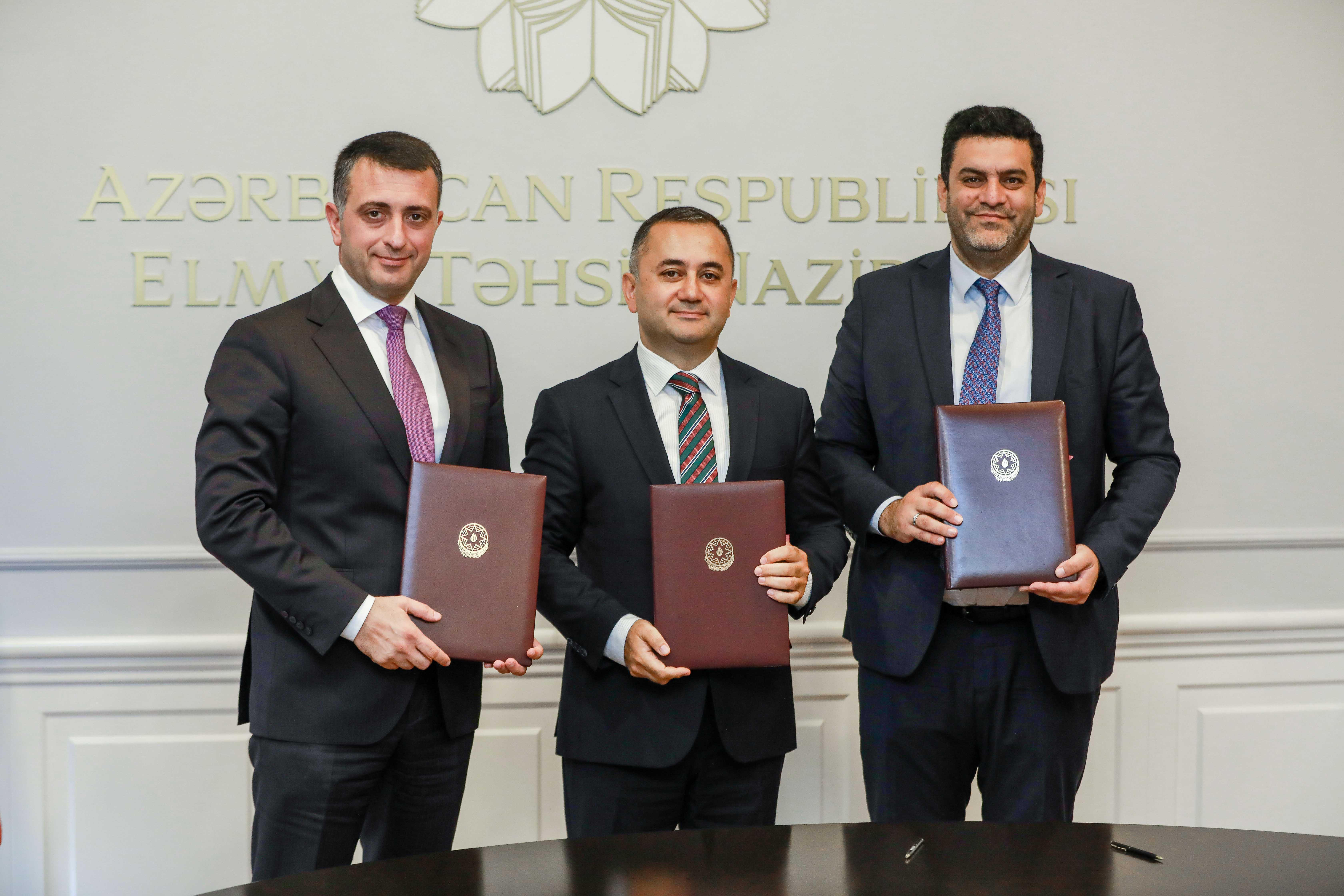 Yeni tələbə kartlarının istifadəyə verilməsinə dair memorandum imzalanıb