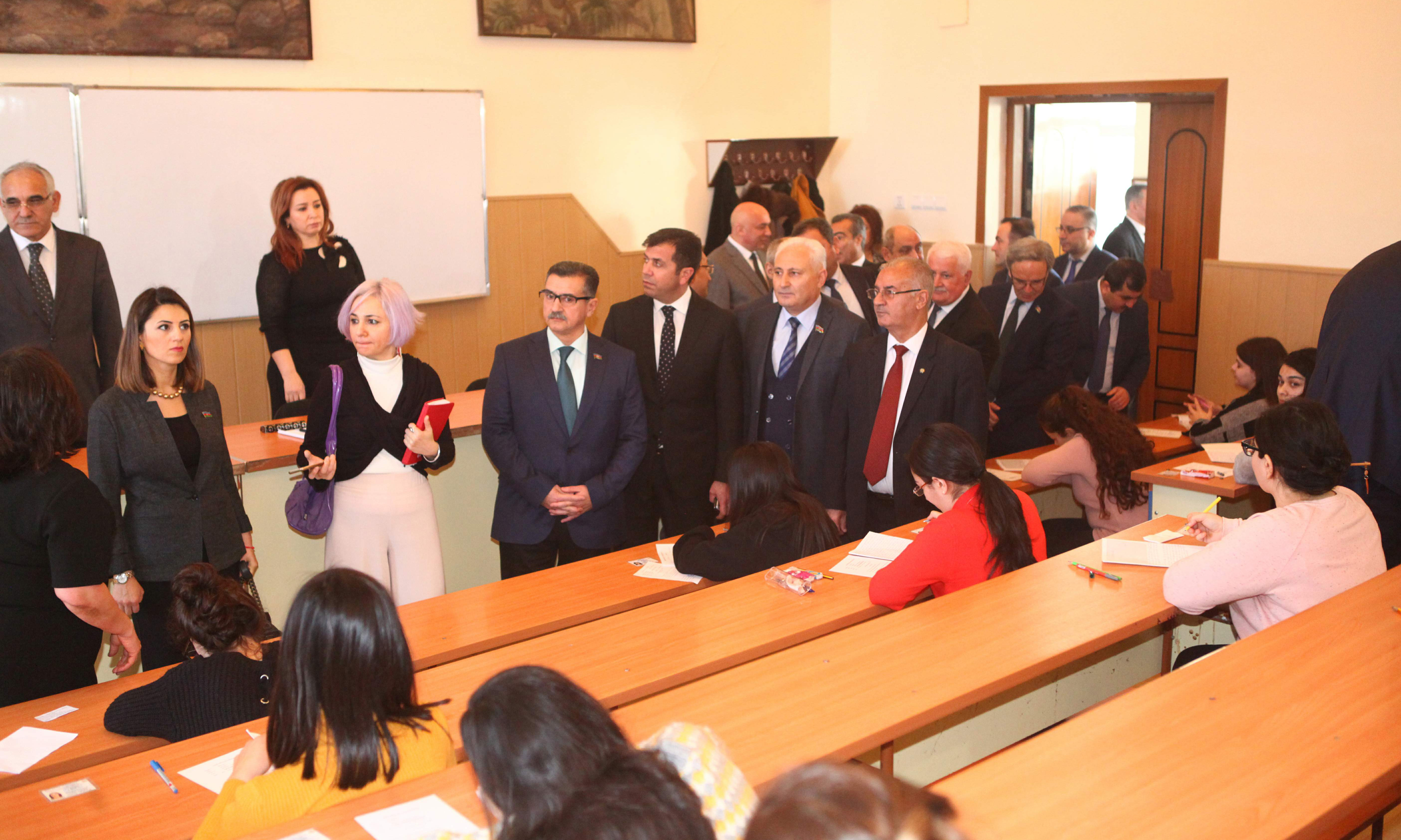 İctimaiyyət nümayəndələri BDU-da imtahan prosesini izləyib