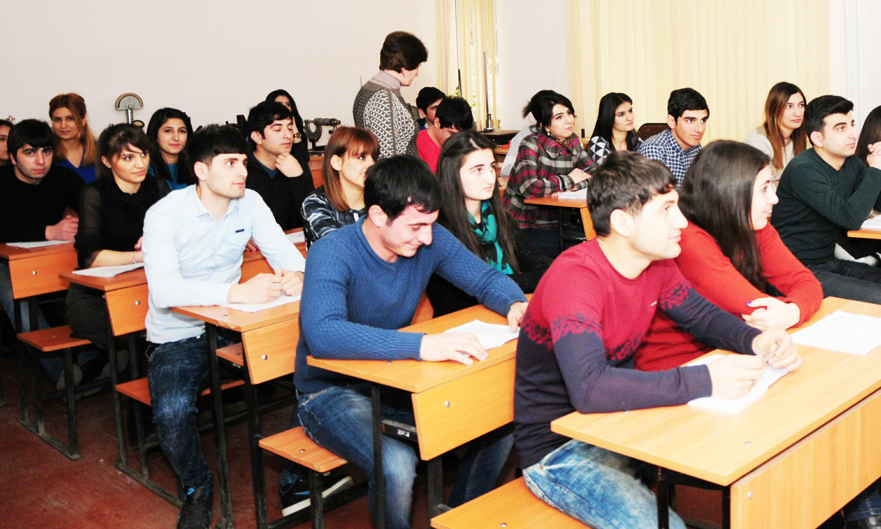 Ali məktəblərə tələbə, yoxsa...