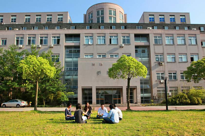 Ölkəni inkişaf etdirən universitetlər