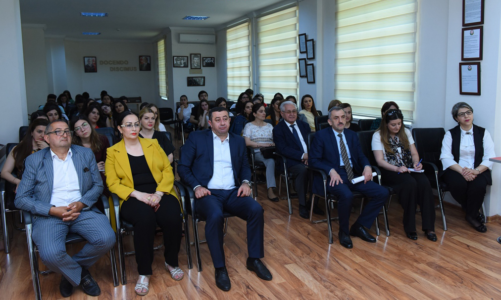 Argentina səfiri “Səfir saatı” layihəsi çərçivəsində tələbələrlə görüşüb