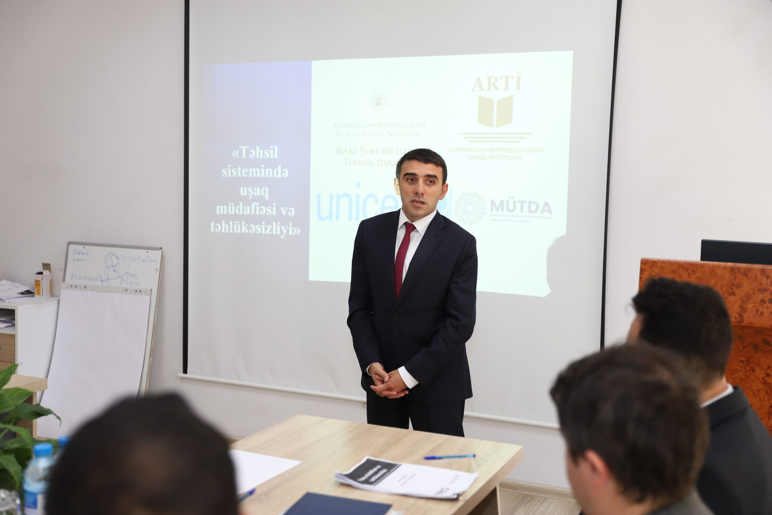 Regional təhsil idarələrinin əməkdaşları üçün “Uşaq müdafiəsi və təhlükəsizliyi mexanizmi” mövzusunda təlimlər keçirilir