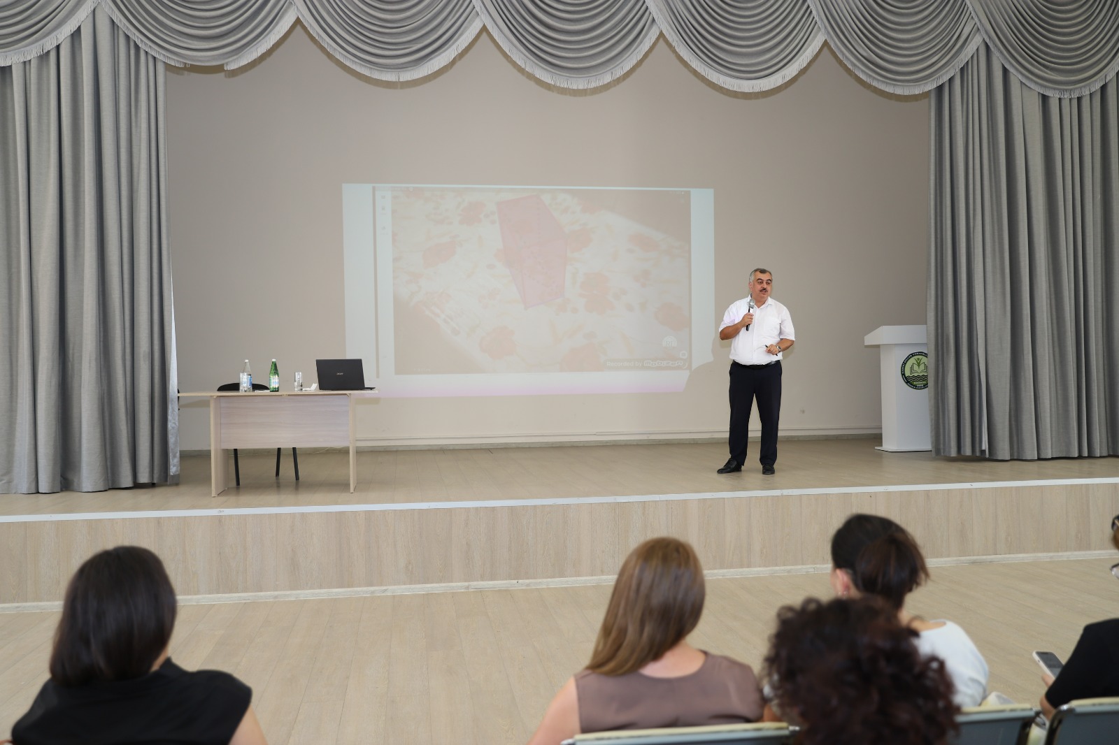 “Xüsusi istedadlı uşaqlarla çalışan ixtisaslaşmış liseylərdə tədris proqramının və qiymətləndirmənin təşkili” adlı təlim keçirilib