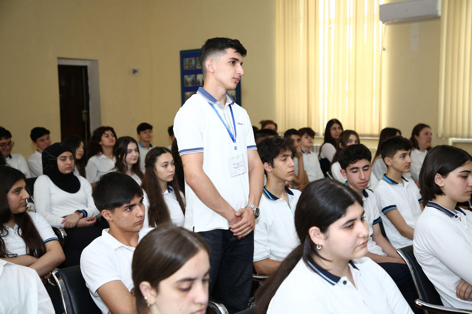 Millət vəkili paytaxtdakı 13 nömrəli tam orta məktəbdə şagirdlərlə görüşüb