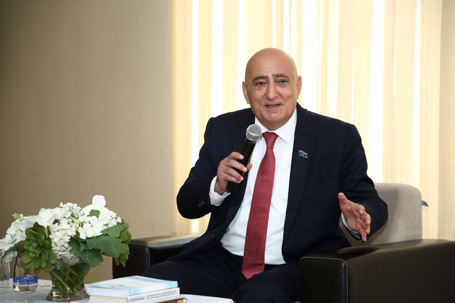 Millət vəkili paytaxtdakı 13 nömrəli tam orta məktəbdə şagirdlərlə görüşüb