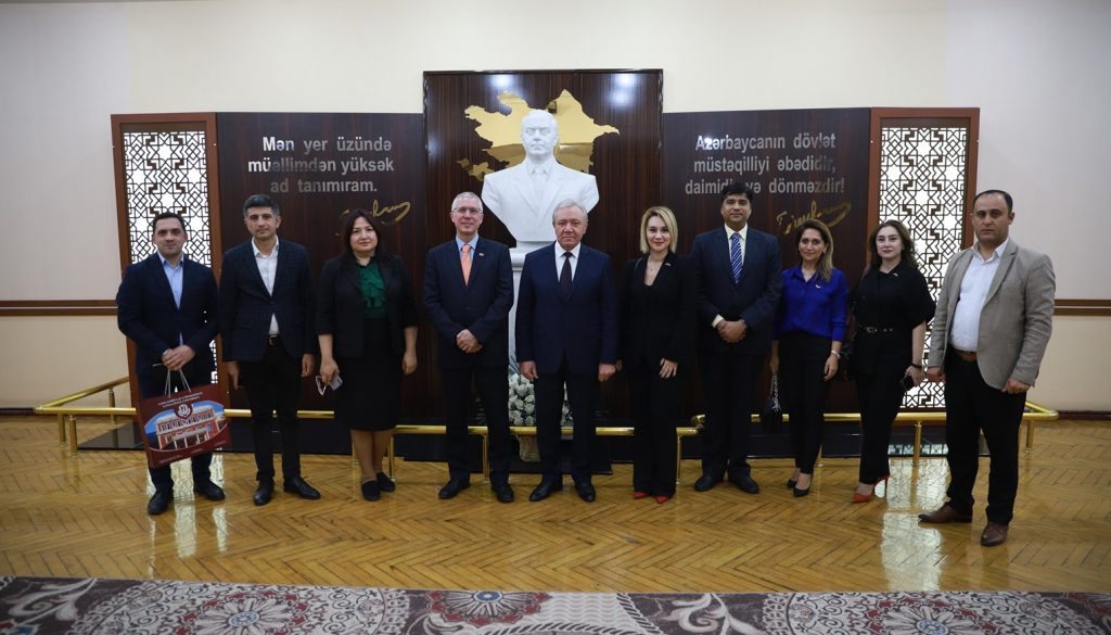 Böyük Britaniyanın ali məktəbləri ilə əlaqələrin qurulmasına dair müzakirələr aparılıb