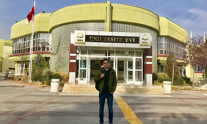 “Hər iki universitetin təhsil sisteminin özünə görə üstünlükləri var”