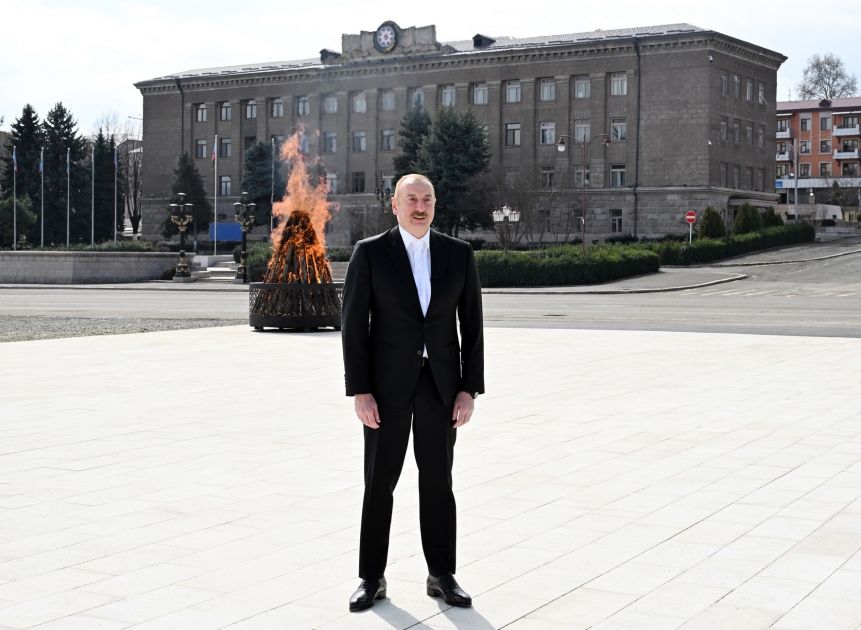 Prezident İlham Əliyev Xankəndi şəhərində Novruz tonqalını alovlandırıb