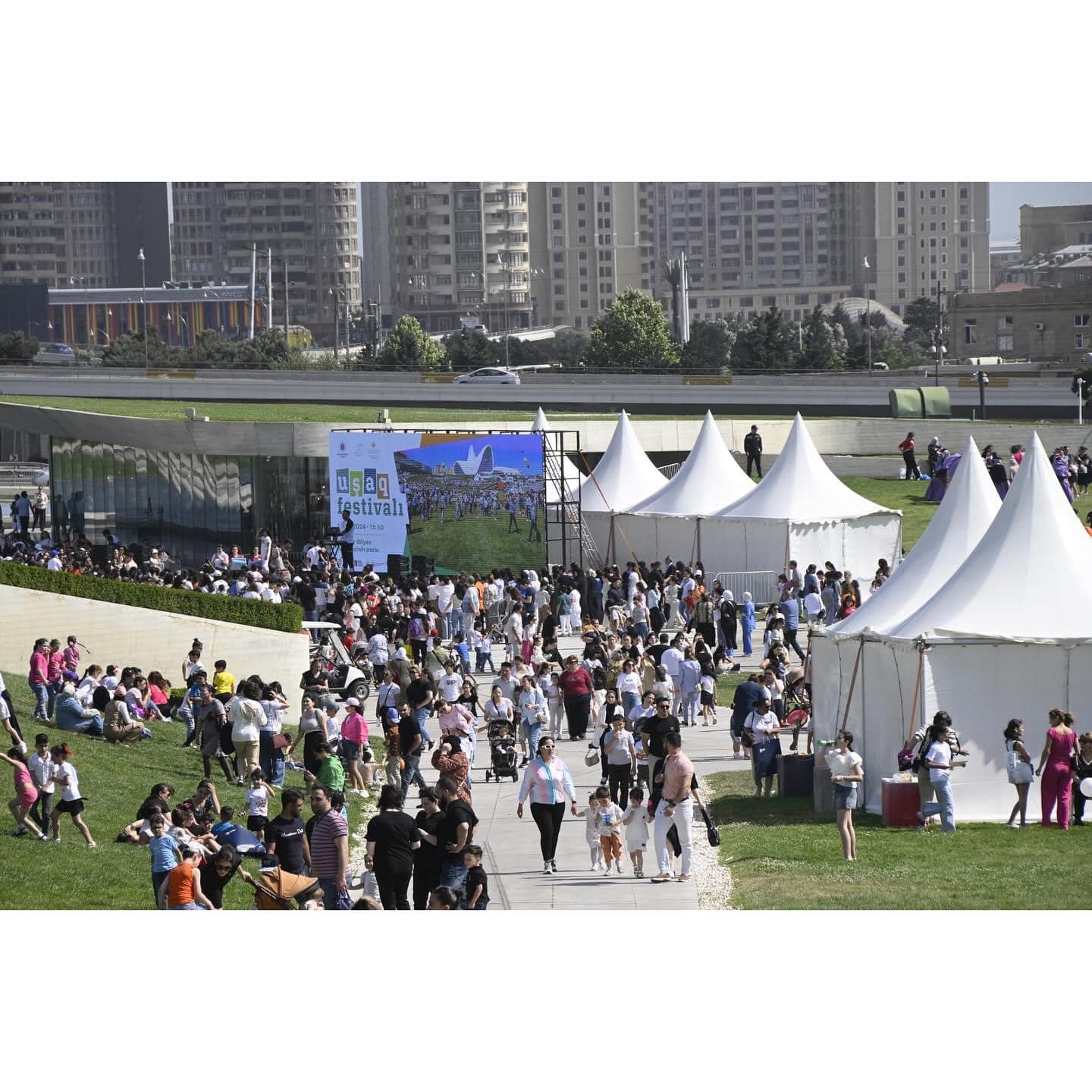 Heydər Əliyev Mərkəzinin parkında uşaq festivalı keçirilib