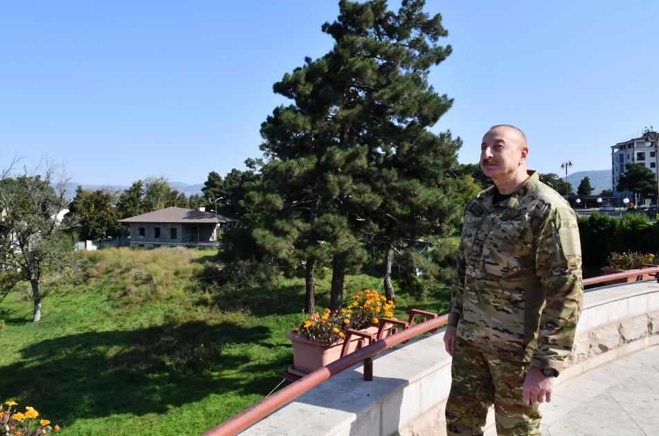 Prezident İlham Əliyev Xankəndi şəhərində Azərbaycan Respublikasının Dövlət Bayrağını ucaldıb və çıxış edib