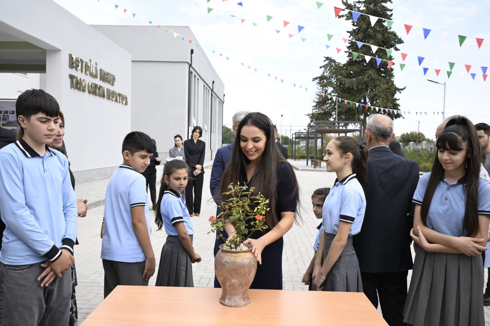 Leyla Əliyeva Biləsuvarda yeni inşa edilən məktəbdə olub